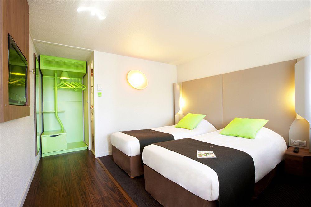 Hotel Campanile Lyon Est Aéroport Saint Exupery Esterno foto