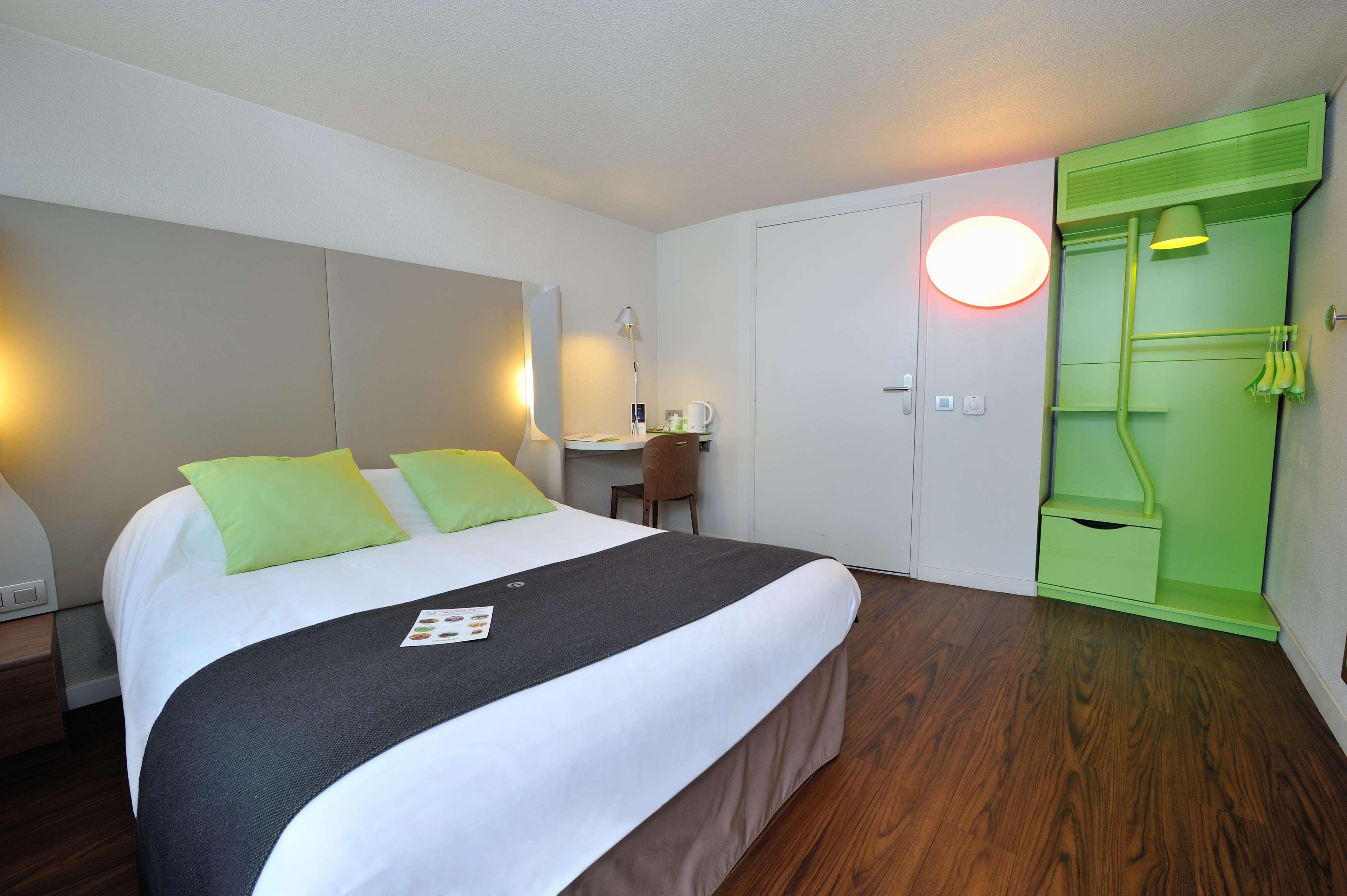 Hotel Campanile Lyon Est Aéroport Saint Exupery Esterno foto