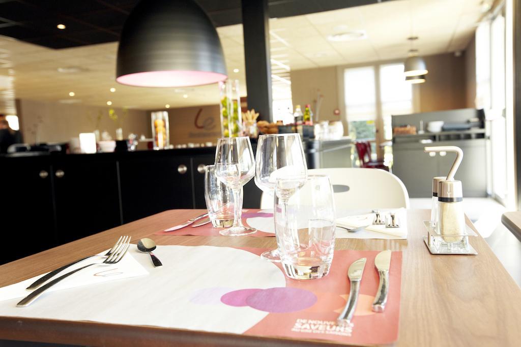 Hotel Campanile Lyon Est Aéroport Saint Exupery Esterno foto